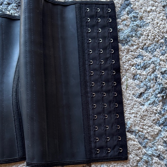 Latex Waist Trainer Faja – Size Medium – Hook & Eye Closure - Picture 3 of 4